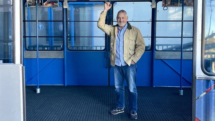 Marcel Bührer posiert für das Foto in der Signalbahn, die dringend ersetzt werden sollte. Foto: Fadrina Hofmann