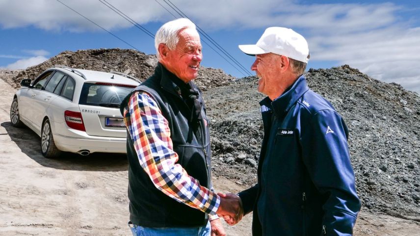 Baumeister und Vegetationsziegel-Spezialist Hauser Bacher (links) im Gespräch mit Adrian Jordan von der Engadin St. Moritz Mountains AG.