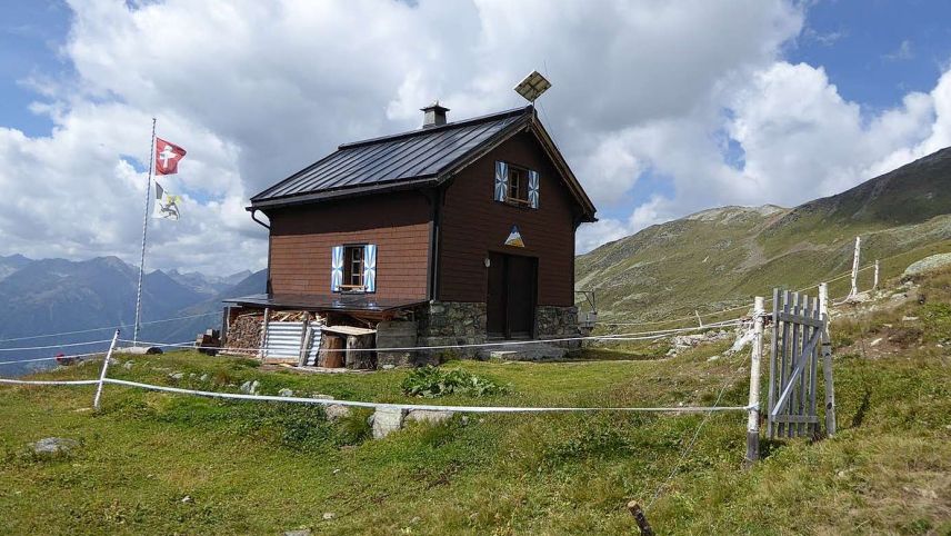 La Chamonna Cler as rechatta sün 2476 meters otezza ed in distanza dad Ardez da trais uras e mez. fotografia: mad