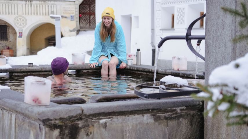 Il Bügl Plaz a Scuol dvainta in favrer quatter jadas ün «bügl public» per indigens e giasts (fotografia: Michelle Zbinden).