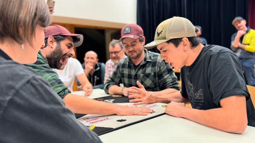 Selina Poo (a schnestra) guadogna sco prüma duonna insembel cun Moreno Margiotta il final dal deschavel Turnier da Murra a Sent cunter ils adversaris Roberto Crameri e Sandro Franziscus (fotografia: Silvio Vital).