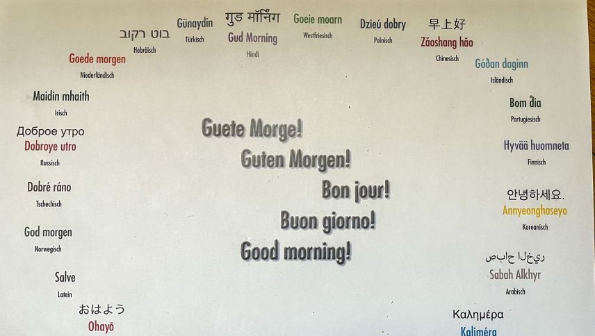 "Bun di!" in üna part da las raduond 7000 linguas maternas dal muond. fotografia: Jon Duschletta 