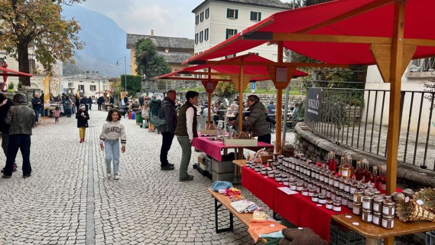 Diverse Essens- und Verkaufsstände auf der Piazza in Castasegna. Foto: Bregaglia Engadin Turismo