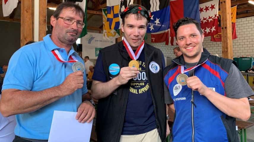 Elmar Fallet, Norbert Caviezel ed Andri Krebs (da schnestra) cun lur medaglias (fotografia: Dario Müller/RTR).