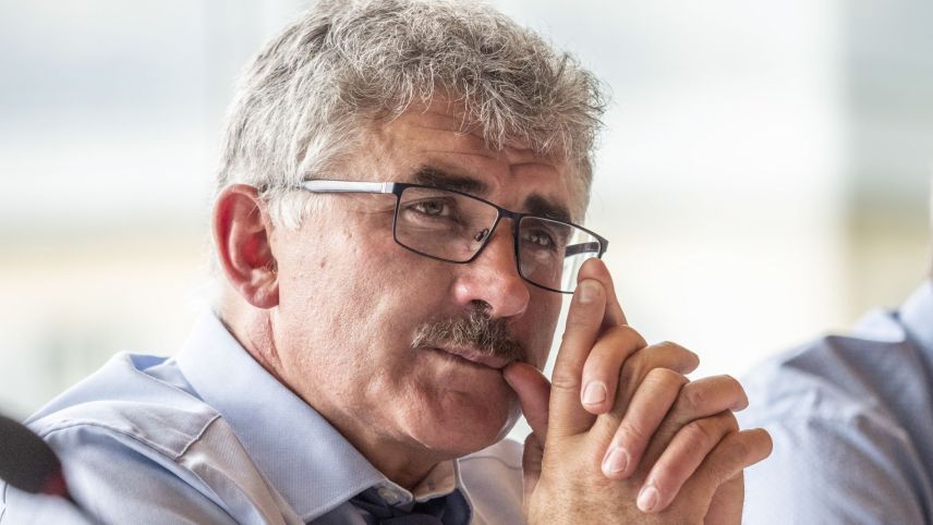 Emil Müller voul demischiunar sco president cumünal da Zernez e surtour il presidi cumünal al Lai Bodan (fotografia: Daniel Zaugg).