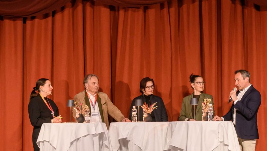 Moderatorin Carmen Baumann, HEV-Präsident Martin Aebli, Standespräsidentin Valérie Favre Accola, Nora Saratz Cazin, Gemeindepräsidentin von Pontresina und Regierungspräsident Martin Bühler (von links). Foto: z. Vfg/FDP Oberengadin-Bregaglia