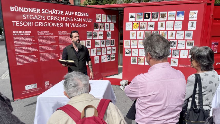 Jachen Wehrli ha fat poetry slam davant il mini-museum. fotografia: Fadrina Hofmann