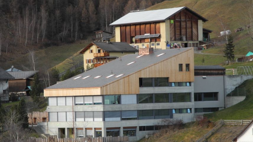 In chenüna scoula as pudessa ir? In quella da Scuol obain in quella da Sent? Scolaras e scolars dal cumün da Scuol varan in avegnir la tscherna (fotografia: mad).