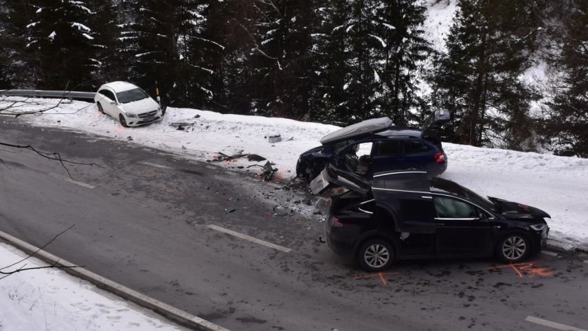 Im Vordergrund das Auto des Schweizers. Daneben/dahinter dasjenige des Polen. Links davon ein wenig im Hintergrund das Auto des Slowaken auf der Leitplanke (Foto: Kantonspolizei Graubünden).