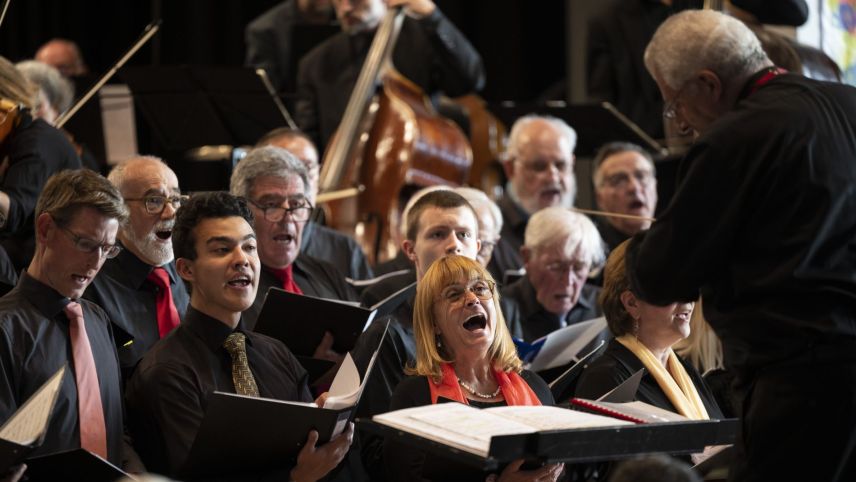 Claudio Danuser (a dretta) dirigind il cor d’operas da l’Opera Engiadina (fotografia: Mayk Wendt).