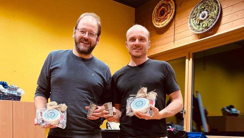 Andri Juon (a schnestra) e Silvio Vital han guadognà il turnier da murra a Sent (fotografia: Silvio Vital).