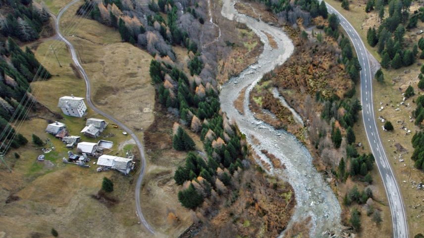 In der Aue Cavril soll die Orlegna wieder eigendynamisch fliessen. Foto: Standeskanzlei