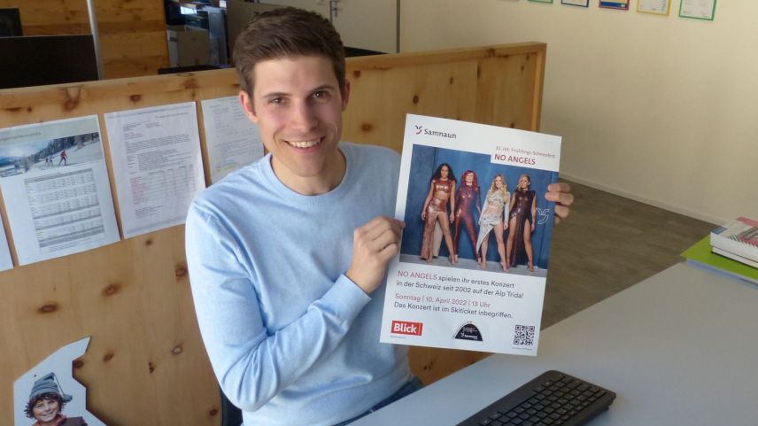 Roger Kreienbühl cul placat dal concert dals anguels in Samignun (fotografia: Flurin Andry).