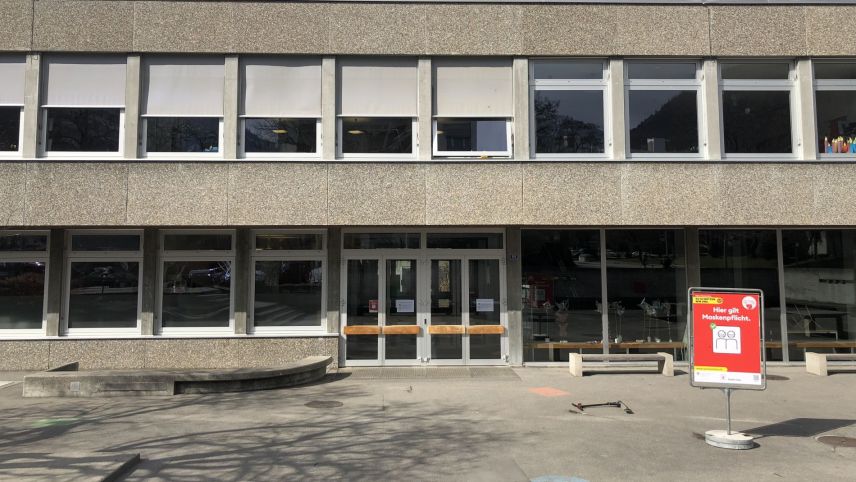 Il coronavirus procura daspö divers mais per rumpatesta illas scolas popularas in Grischun, saja a Cuoira, sco per exaimpel illa scoula Lachen/Quader, obain illas scoulas in Engiadina (fotografia: David Truttmann).