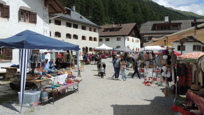 Il marchà artischan immez la fracziun da S-charl – sco adüna in ün ambiaint istoric (fotografia: Benedict Stecher).
