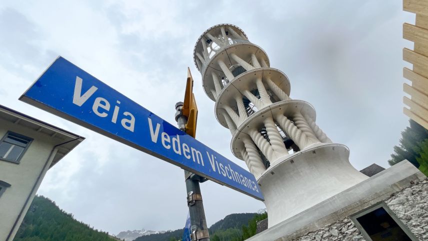 Der Weisse Turm von Origen als neues Wahrzeichen von Mulegns am Julierpass.