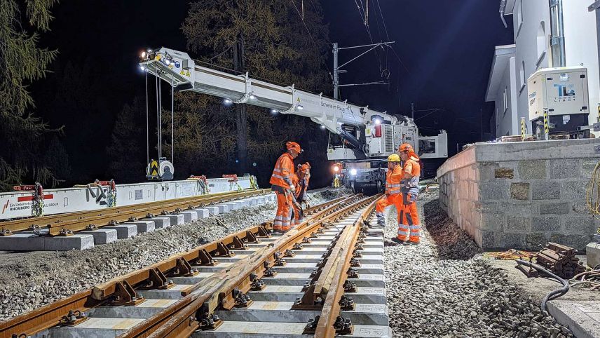 Das emsige Treiben auf der nächtlichen Baustelle hatte neben Lärm und Staub auch eine zweieinhalbtägige Sperrung des Bahnübergangs Roseg zur Folge. Foto: Martin Meyer/RhB