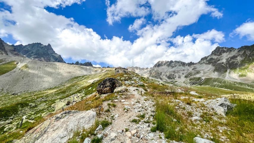 Der Blick von der Chamanna Es-cha der SAC-Sektion Bernina in Richtung Piz Kesch zeigt eine Landschaft die sich wie alle hochalpinen Landschaften im steten Wandel befindet. Foto: Jon Duschletta