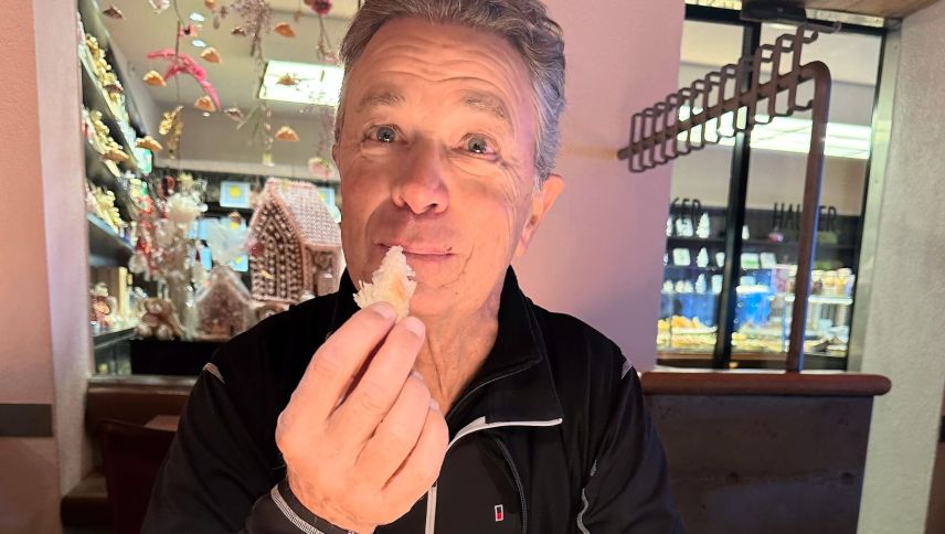 Markus Hauser testet täglich gleich selbst die hauseigenen Gipfeli. Foto: Monica Glisenti