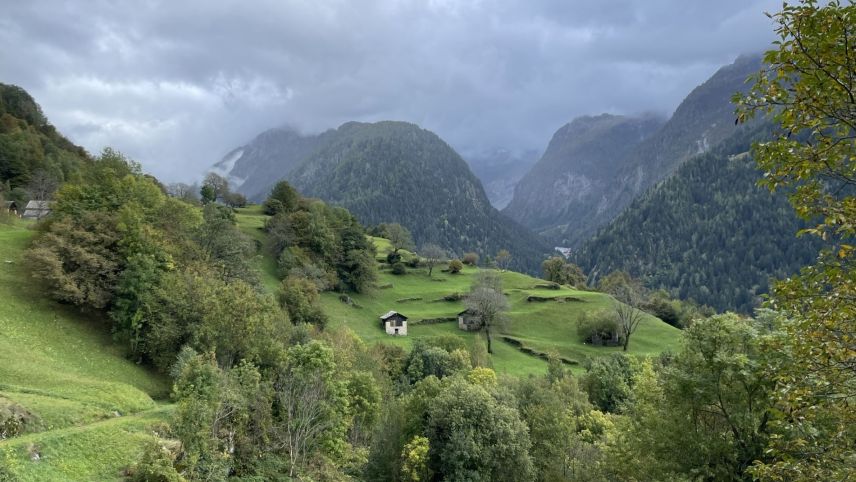 Blick auf die wolkenverhangenen Berge. Foto: Fadrina Hofmann