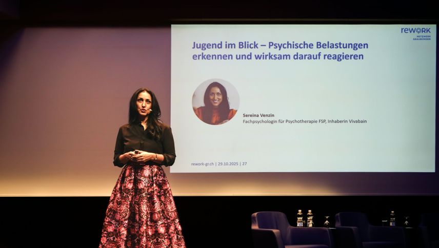 Sereina Venzin, Fachpsychologin für Psychotherapie FSP und Inhaberin Vivabain: «Es ist wichtig, Frühwarnzeichen zu erkennen, zu benennen und mit den Betroffenen offen darüber zu sprechen.» Fotos: Jon Duschletta
