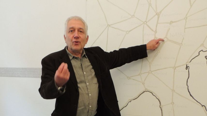 Christof Rösch ha declerà in sonda passada la charta geografica chi  muossa Nairs sco center in Europa (fotografia: Benedict Stecher).