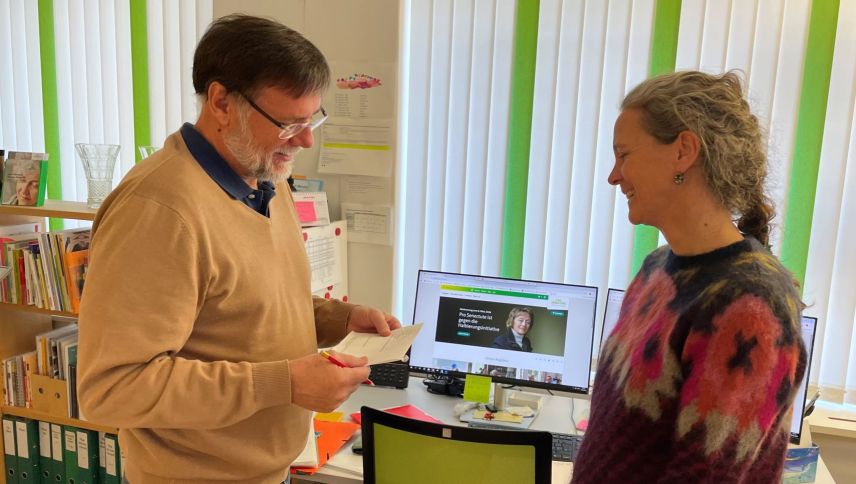 Othmar Lässer im Gespräch mit einer seiner Mitarbeiterin Christine ­Bärfuss. 		Foto: Anna Bisaz