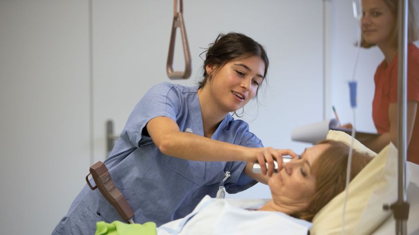 Ladina Kirchen dal CSEB dürant la concurrenza – bain observada da l’experta (fotografia: mad).