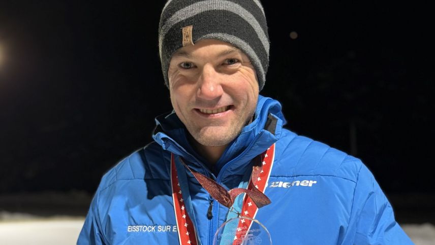 Il Ramoschan Claudio Mathieu cun sias quatter medaglias las plü preziusas (fotografia: Dario Müller).