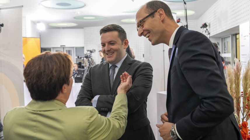 Magdalena Martullo-Blocher, Jon Pult e Martin Candinas analiseschan ils resultats da las elecziuns (fotografia: RTR/Yanik Bürkli).