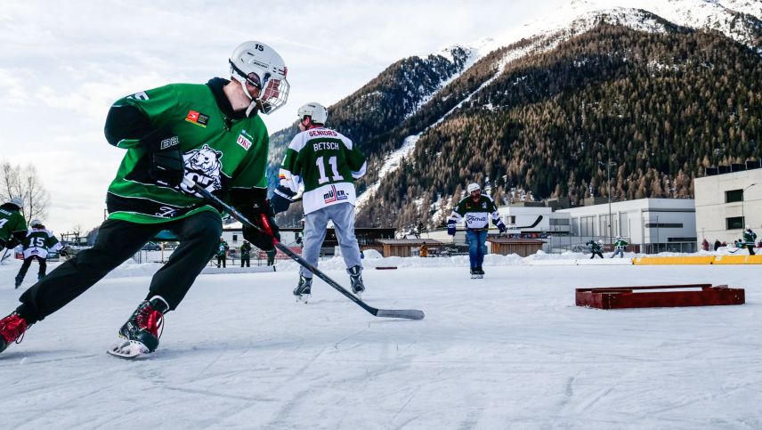 Save Pond Hockey in Zernez, zwischen Spiel, Spass und einer guten Tat zur Rettung der Gletscher. Foto: Jon Duschletta