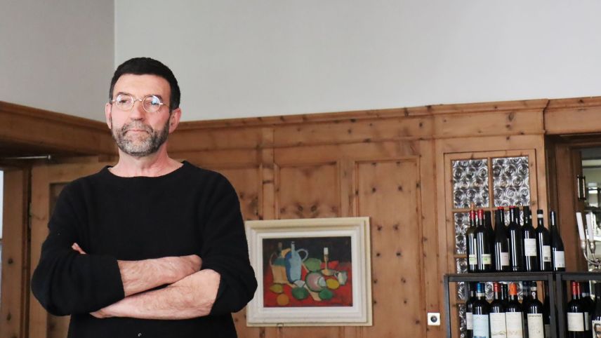 L’osp e mainagestiun da l’Hotel Linard a Lavin daspö l’on 2006, Hans Schmid, piglia la fin da november 2025 cumgià da l’Engiadina (fotografia: Martin Camichel).