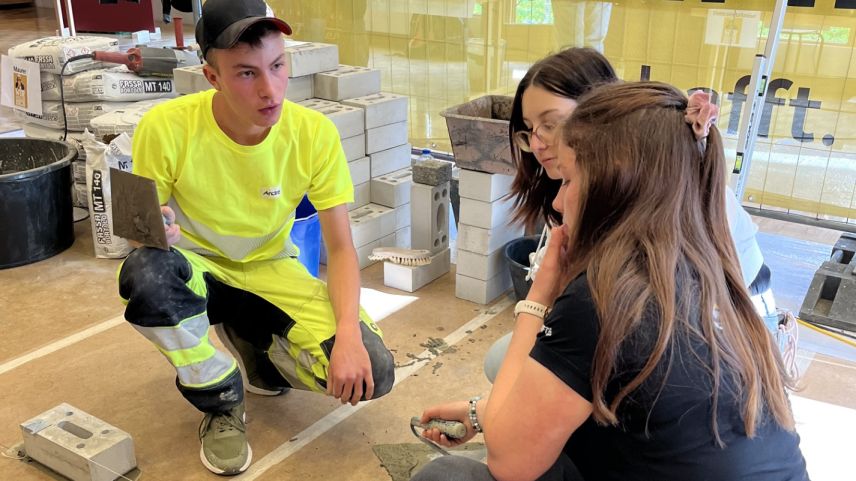 Bei Schnupperlehren und Gewerbemessen lernen Schülerinnen und Schüler die verschiedenen Berufe kennen. Foto: Remo Püntener