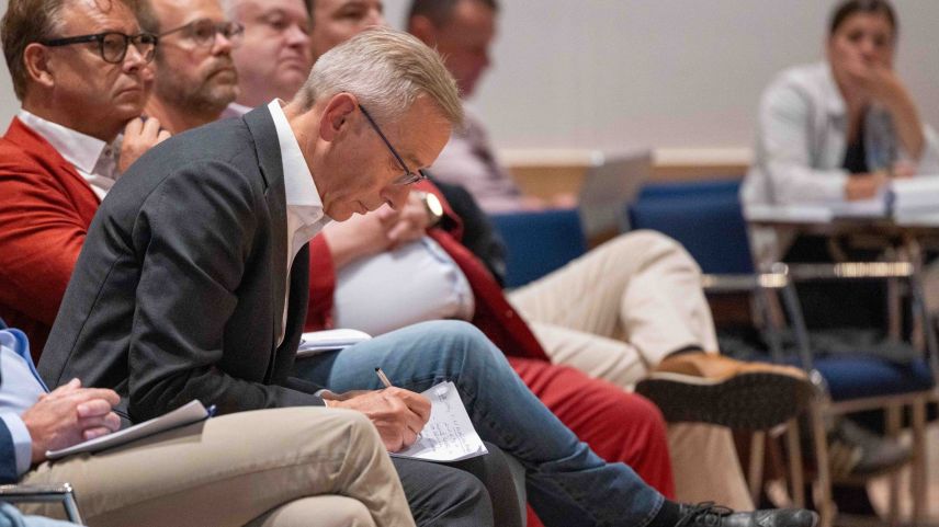 Cornel Widmer macht sich Notizen. Foto: Jean-Marie Delnon