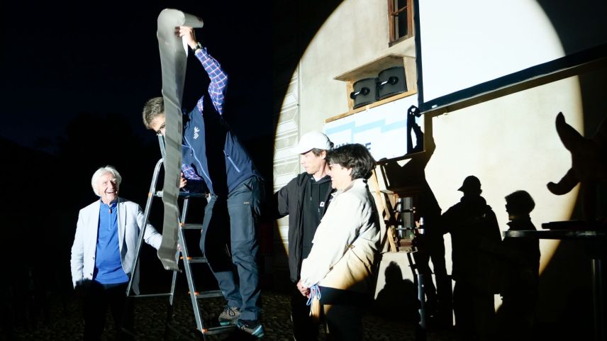 In Anspielung auf Emils Geschichte mit der Karriereleiter tat es im Stefan Triebs nach und enthüllte eine lange Liste mit Emils Verdiensten und Auszeichnungen.