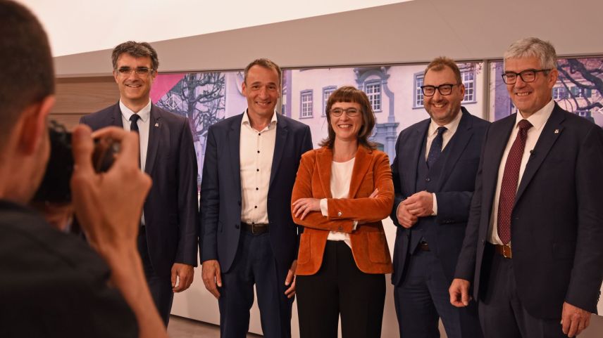 Carmelia Maissen und Martin Bühler ergänzen die bisherige Regierung mit Marcus Caduff, Peter Peyer und Jon Domenic Parolini (Foto: Nicolo Bass).