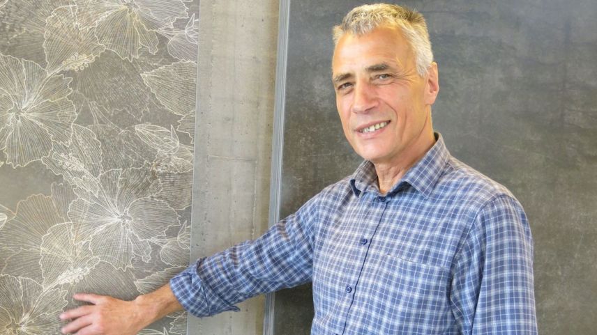 Alfred Lingg zeigt im Ausstellungsraum die neusten Produkte (Foto: Bettina Gugger).