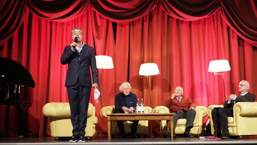 Podium zum Engadin Festival im Hotel Reine Victora (von links): Jan Schultz, Heinz Holliger, Claudio Chiogna und Dominik Sachmann. Foto: Marie-Claire Jur