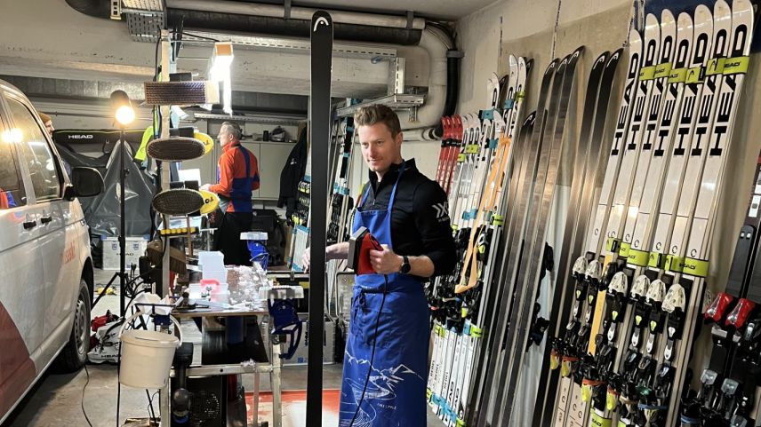 Mathias Fuhrer an seiner Arbitstelle. Meistens ein Keller oder eine Garage. Foto: Andtrea Gutgsell