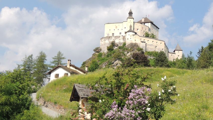Il Chastè da Tarasp, il monumaint istoric in Engiadina Bassa, es avert al public (fotografia: Benedict Stecher).