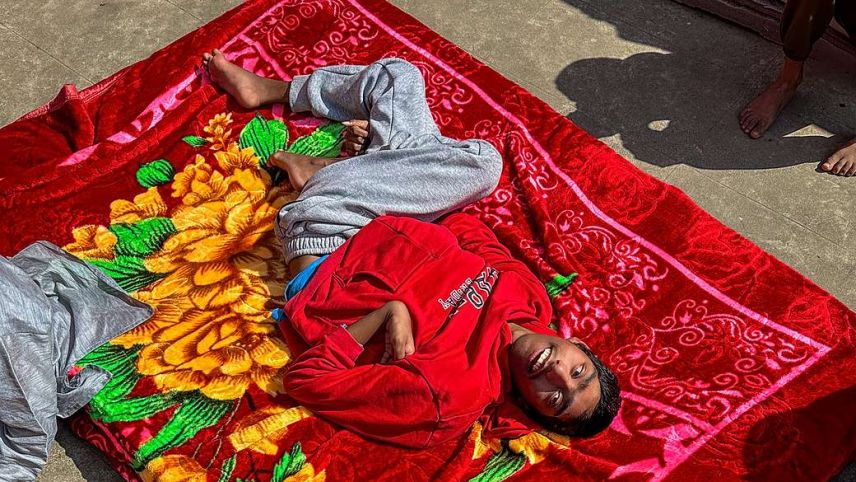 Der 21-jährige Om liegt im alten Kinderheim «Om Disable Child Care Home» in Kathmandu. Sein «Karma» und Spenden verhelfen möglicherweise zu einem neuen Heim. fotoswiss.com/Giancarlo Cattaneo