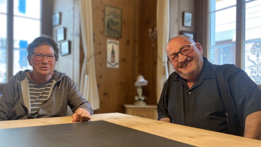 Kathrin e Jachen Mischol han surdat lur affar a Scuol ed han uossa temp per oters progets e paschiuns (fotografia: Nicolo Bass).