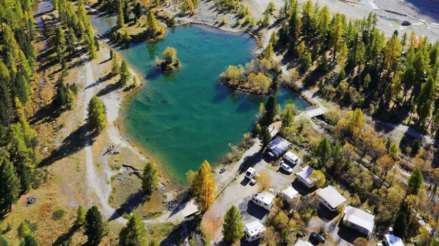 Der Campingplatz Morteratsch liegt idyllisch, mit Blick auf die Berninagruppe. Foto: z. Vfg