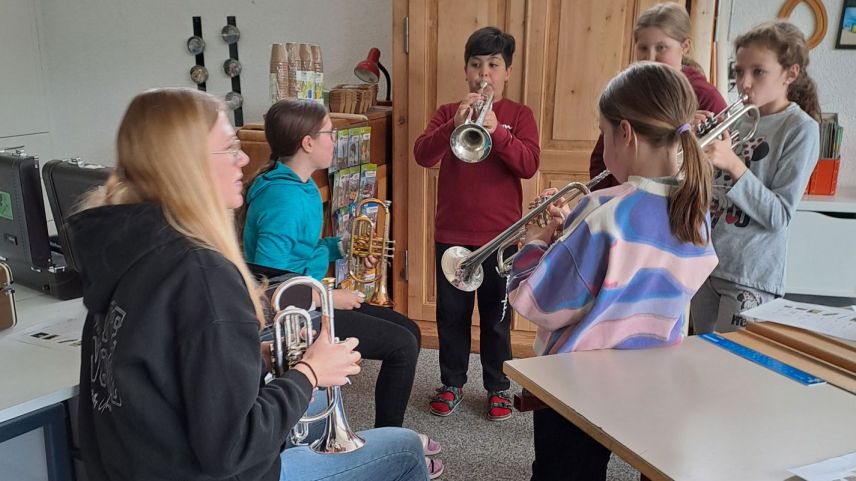 Ils uffants da la terza e quarta classa da Scuol han gnü grond plaschair d’imprender a cugnuoscher ils differents  instrumaints (fotografia: mad).