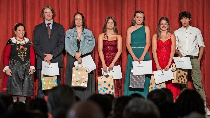 Da schnestra: Annalea Stuppan (magistra), Jann Michael Furter, Patrizia Meng, Nina Leticia Gomes dos Santos, Selina Oswald, Sina Moser, Jon Andri Guler (fotografia: Mayk Wendt).