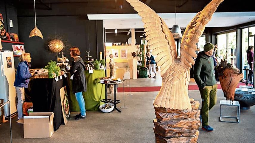 Engels ist künftig in ihrer Werkstatt in Samedan tätig. Sie hat sich auf Holzbildhauerei aus Schwemmholz und kunstvolle Schnitzereien spezialisiert.	Foto: Ursula Maerz