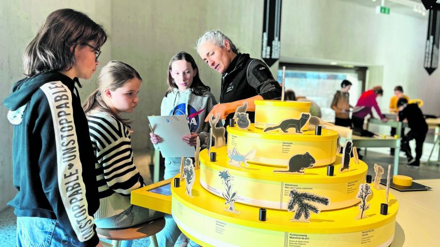 Ils uffants han pudü passantar ün davomezdi i’l Center dal Parc Naziunal suot il motto «sulvadi cun verer, tadlar, savurar e perscrutar svessa.» (fotografia: Fadrina Hofmann).