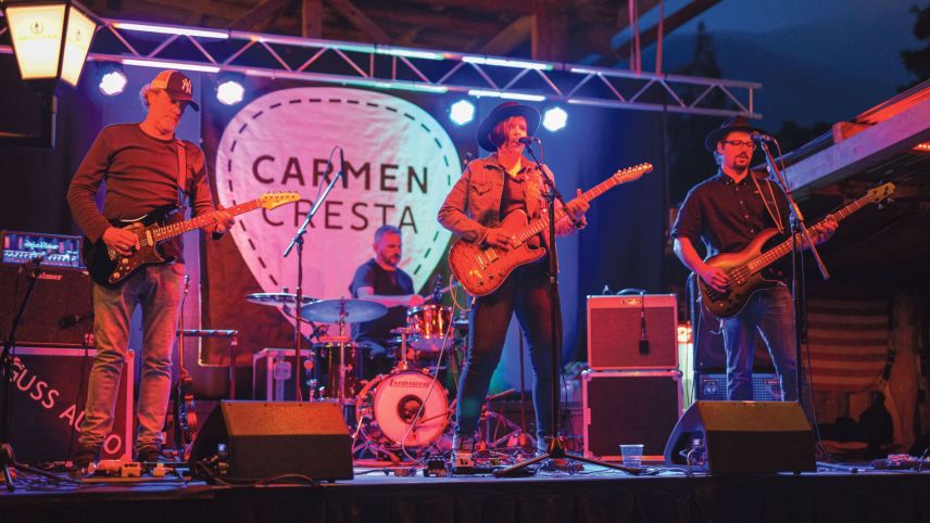 Carmen Cresta dürant il concert e las registraziuns per seis terz album: «Carmen Cresta live» (fotografia: mad).