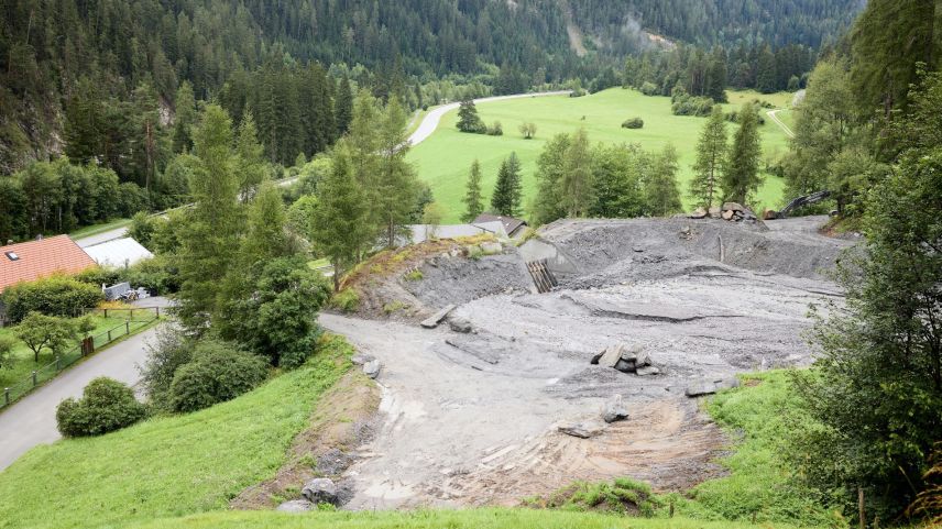 Var 10 000 meters cubic material s’han ramassats i’l batschigl da cumpensaziun a Martina davo la strasora da l’eivna passada (fotografia: Martin Camichel).