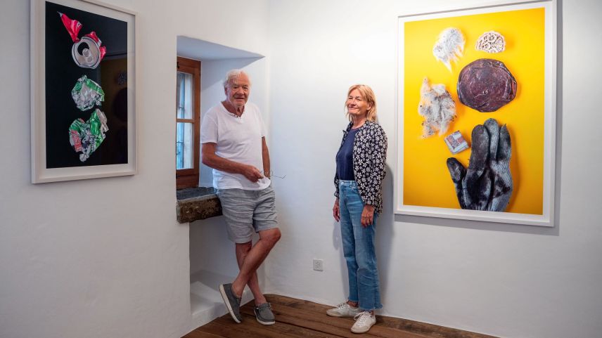 Fotograf Peter Vann und seine Frau und Galeristin Claudine Rindlisbacher in ihrer 2006 gegründeten Galerie Peter Vann in S-chanf mit zwei Werken aus der  aktuellen Ausstellung. Fotos: Jon Duschletta